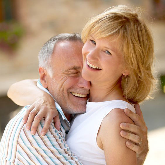 Paar-50+-feiert-ihre-Liebe