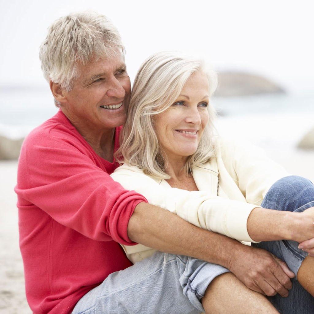 Paar-am-Strand-sitzend