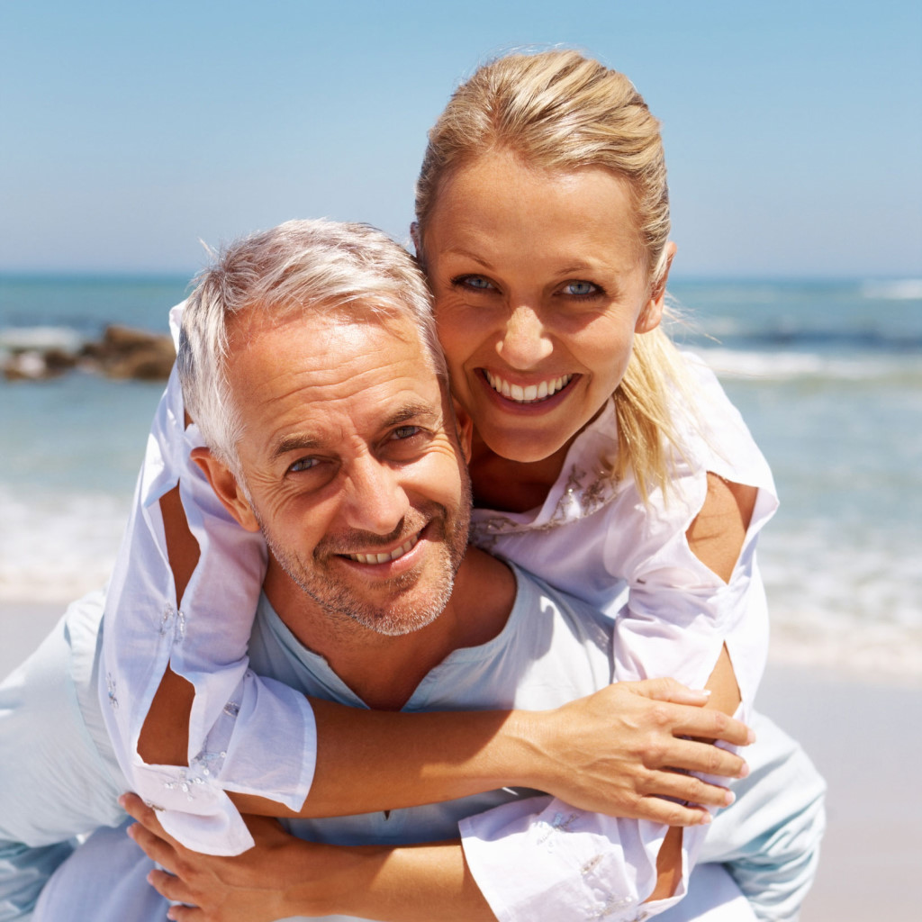 fotolia-älteres-Paar-am-Strand